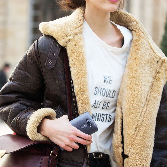 穿牛仔裤的女人