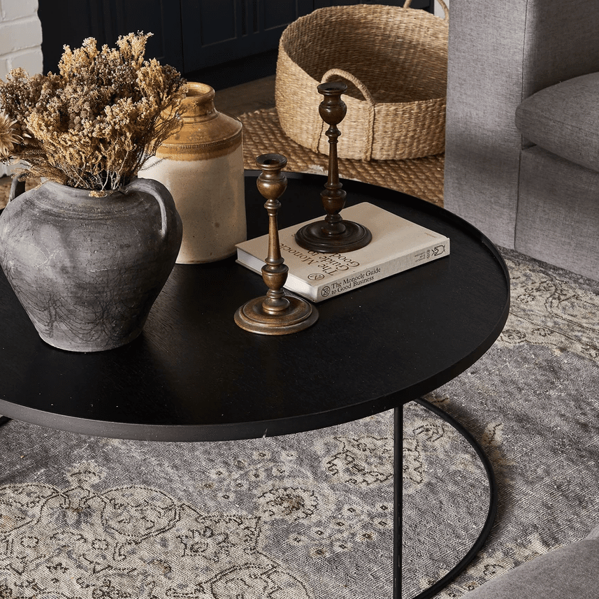 小组花瓶和烛台在咖啡桌上。