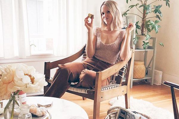 一个女人吃巧克力