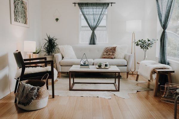 舒适客厅配有沙发，扶手椅和木凳。