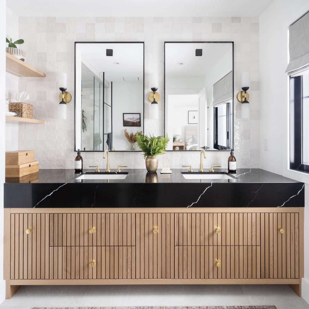 带纹理瓷砖浴室。