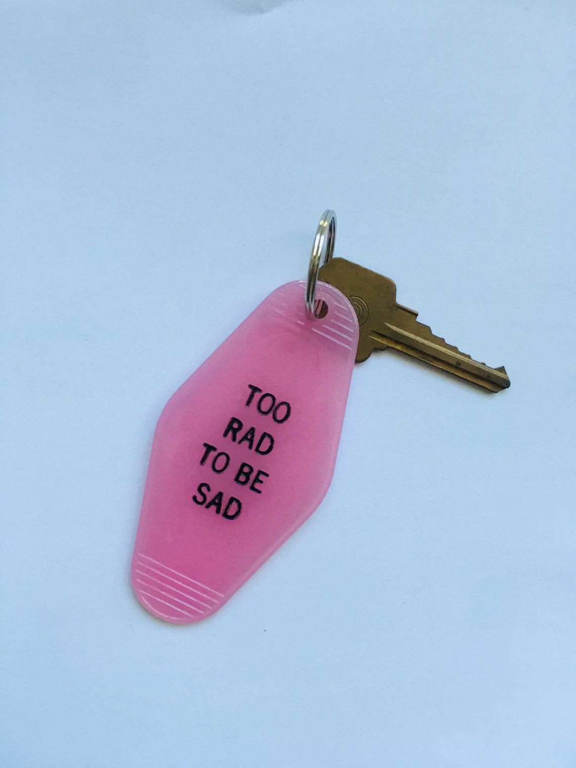 太多了悲伤的复古风格汽车旅馆keychain