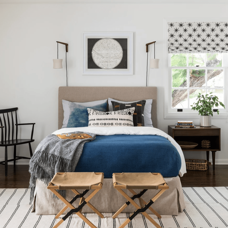 一间带有印花织物窗帘的极简主义卧室