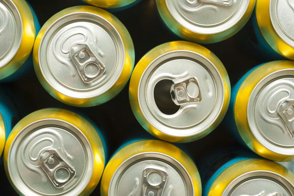 最佳罐头鸡尾酒 - 罐子的照片，盖子在明亮的颜色