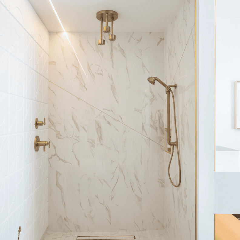 浴室淋浴，衬有灰白色大理石