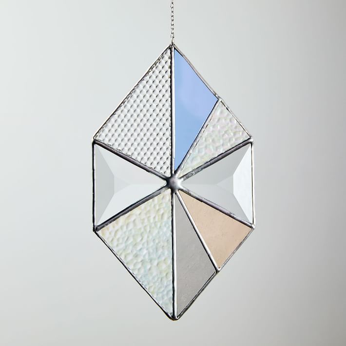 银项链上的彩色玻璃太阳捕手。