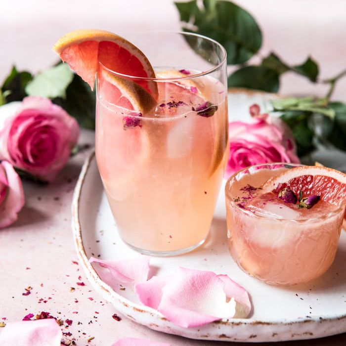 玫瑰花瓣周围环绕的腭鸡尾酒。