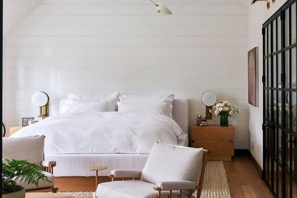 带灯的椅子和卧室