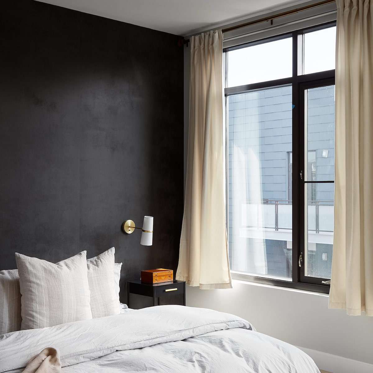 一间挂着短窗帘的黑暗卧室