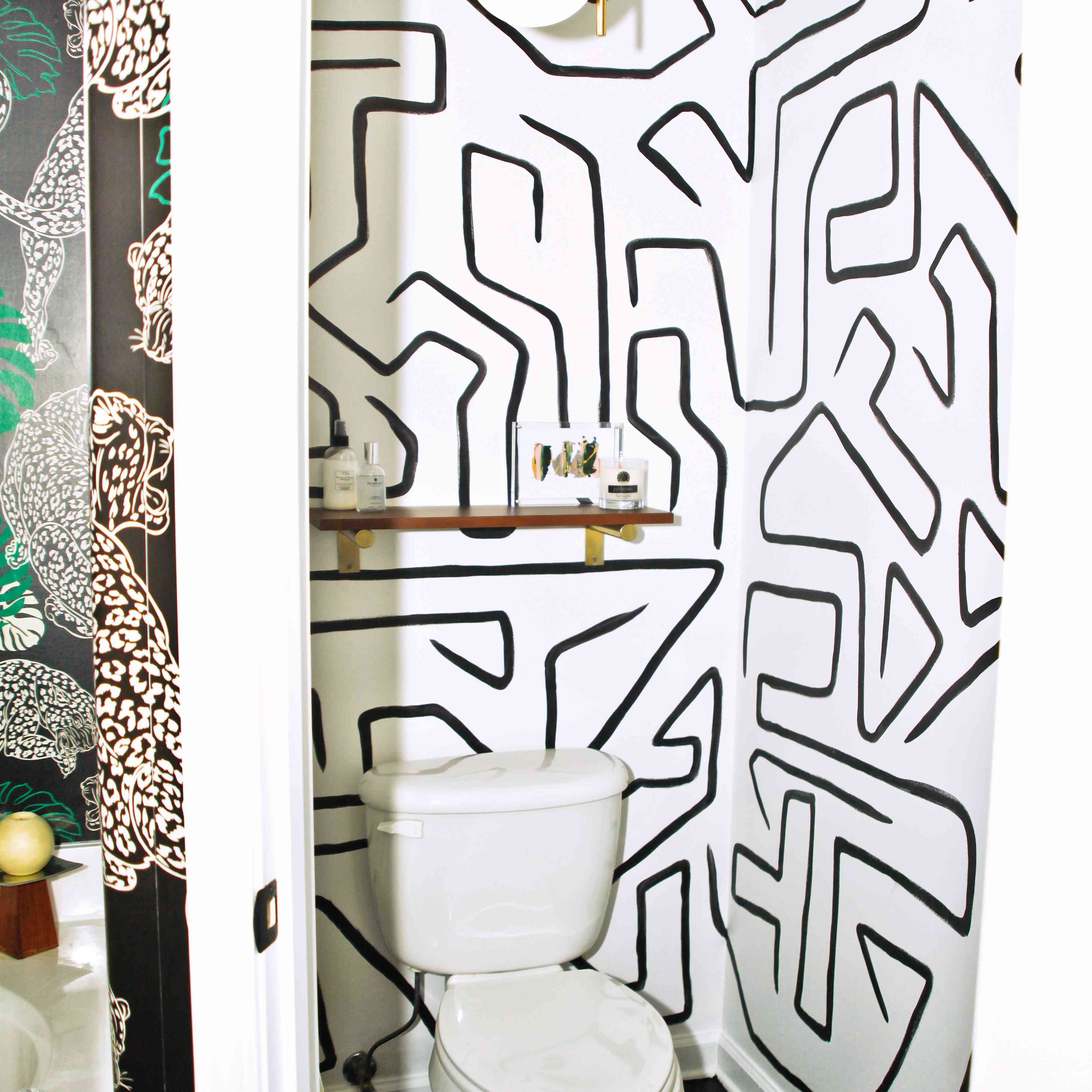 一个房间我永远不会忘记 - 墙纸浴室和浮动货架仓库