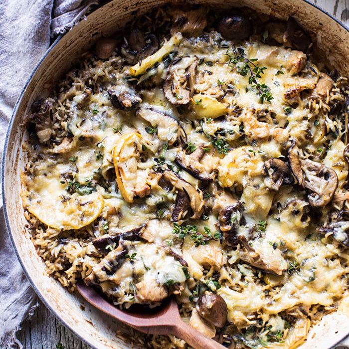 一锅鸡肉和野米砂锅