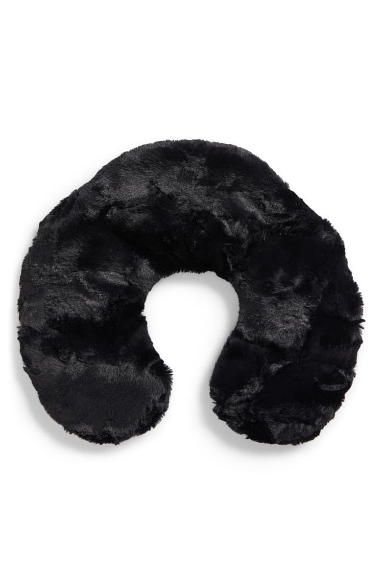 一个毛茸茸的黑色旅行颈枕。