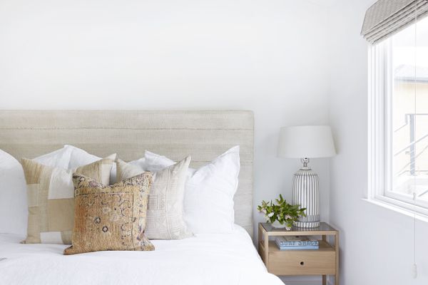 一个带有几个扔枕头的象牙床