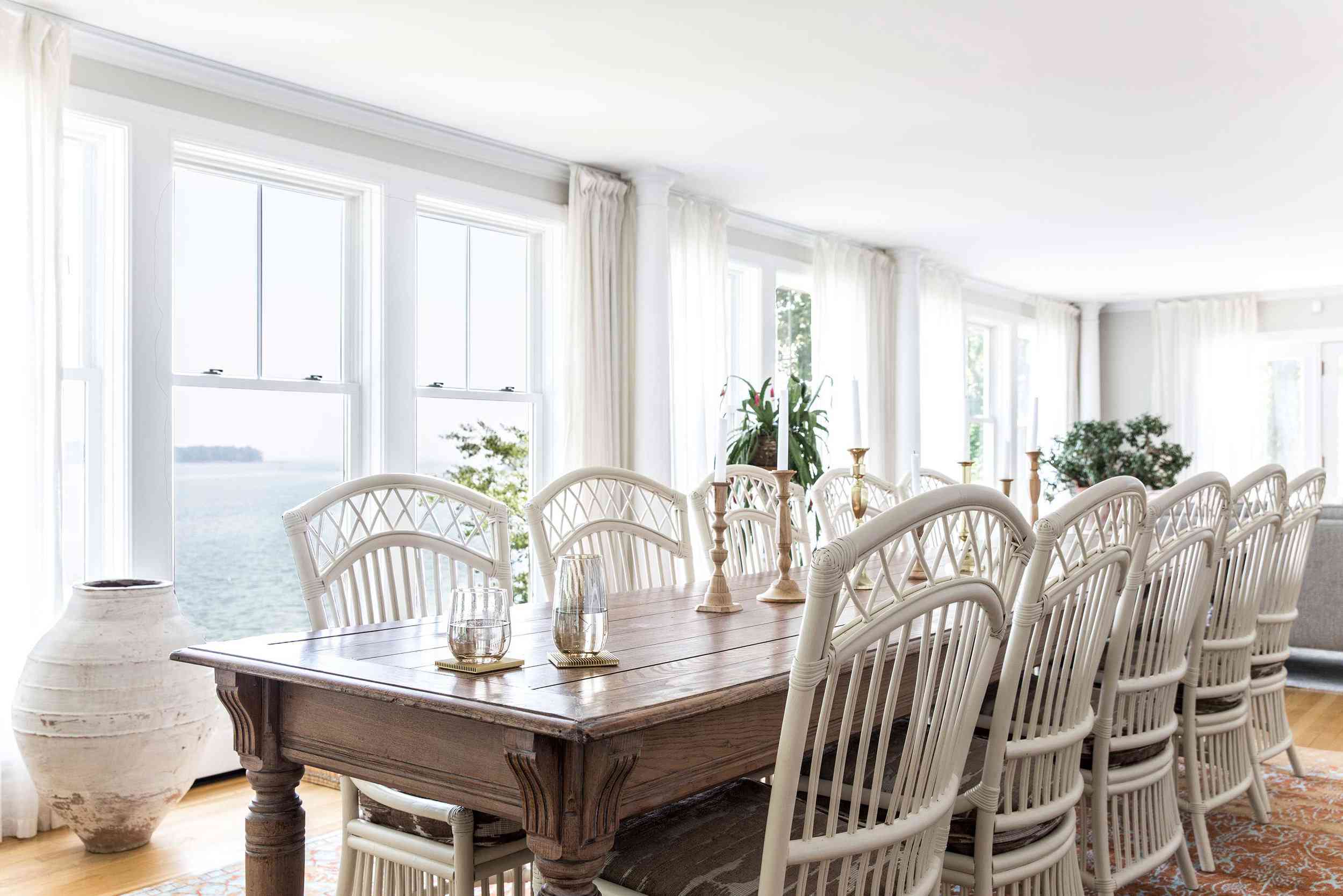 一张长长的餐桌，上面摆着木制烛台和白色锥形蜡烛