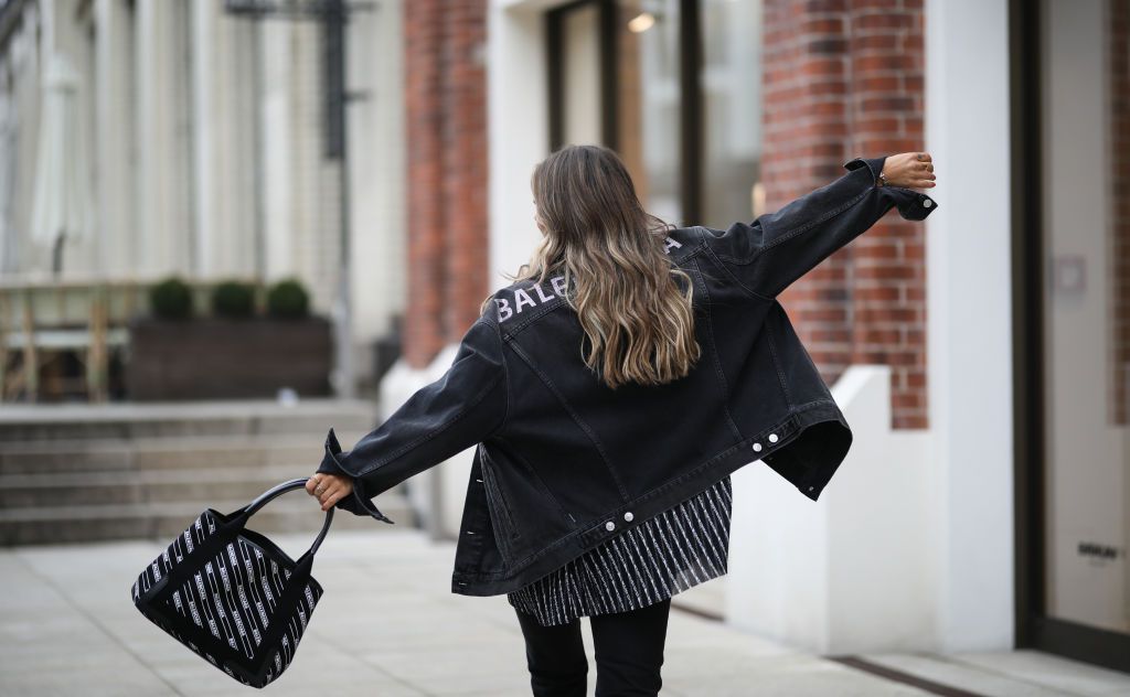 一个女人与张开双臂从副庆祝自由。