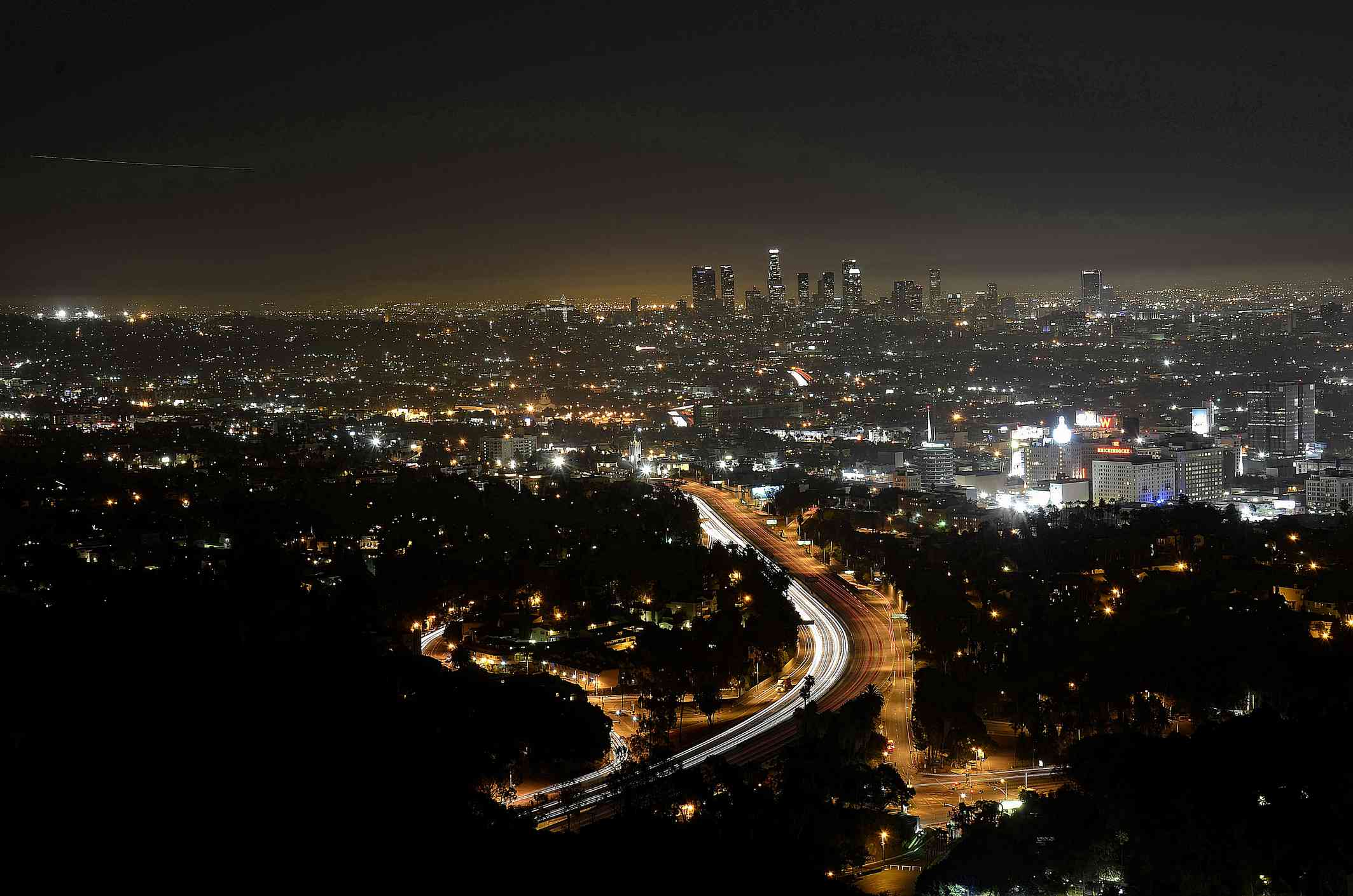 从穆赫兰道查看洛杉矶市中心在夜间