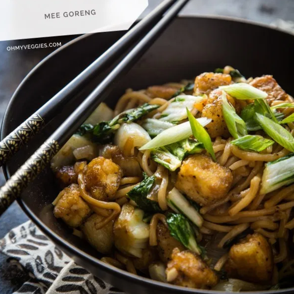 炒面配豆腐和白菜