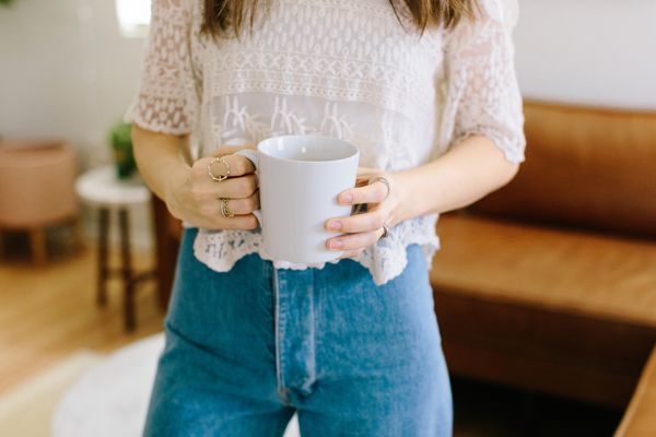 拿着咖啡杯的妇女