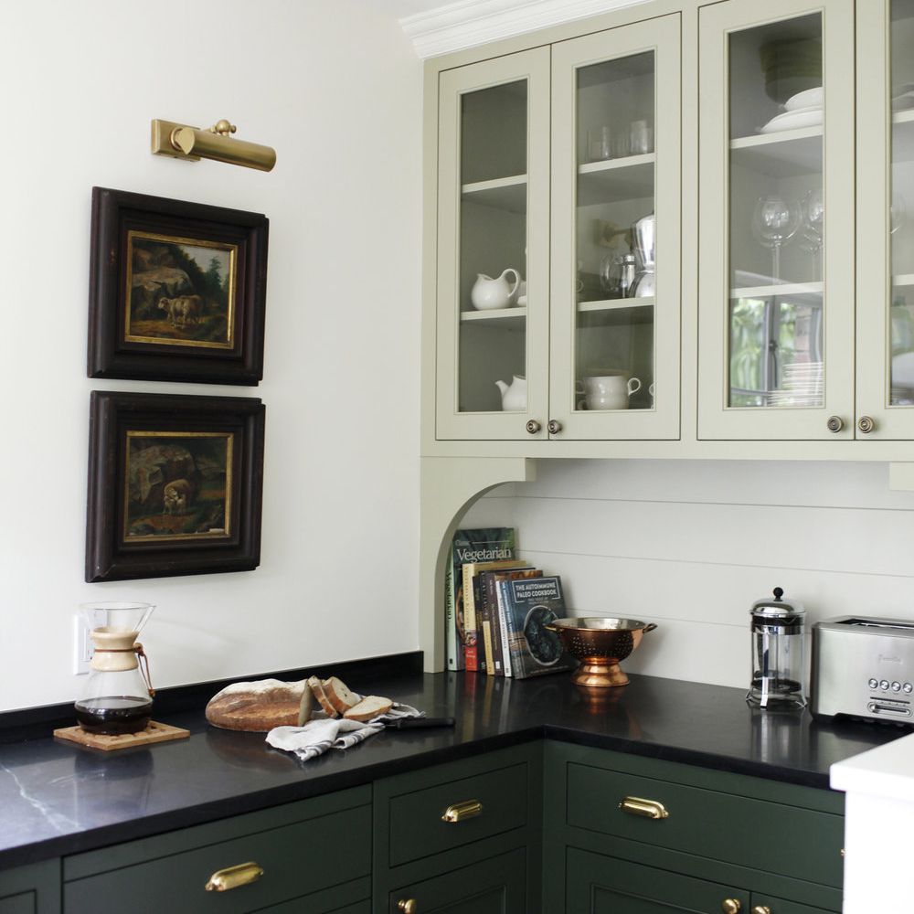 厨房有两种不同的橱柜颜色:薄荷色和森林绿色