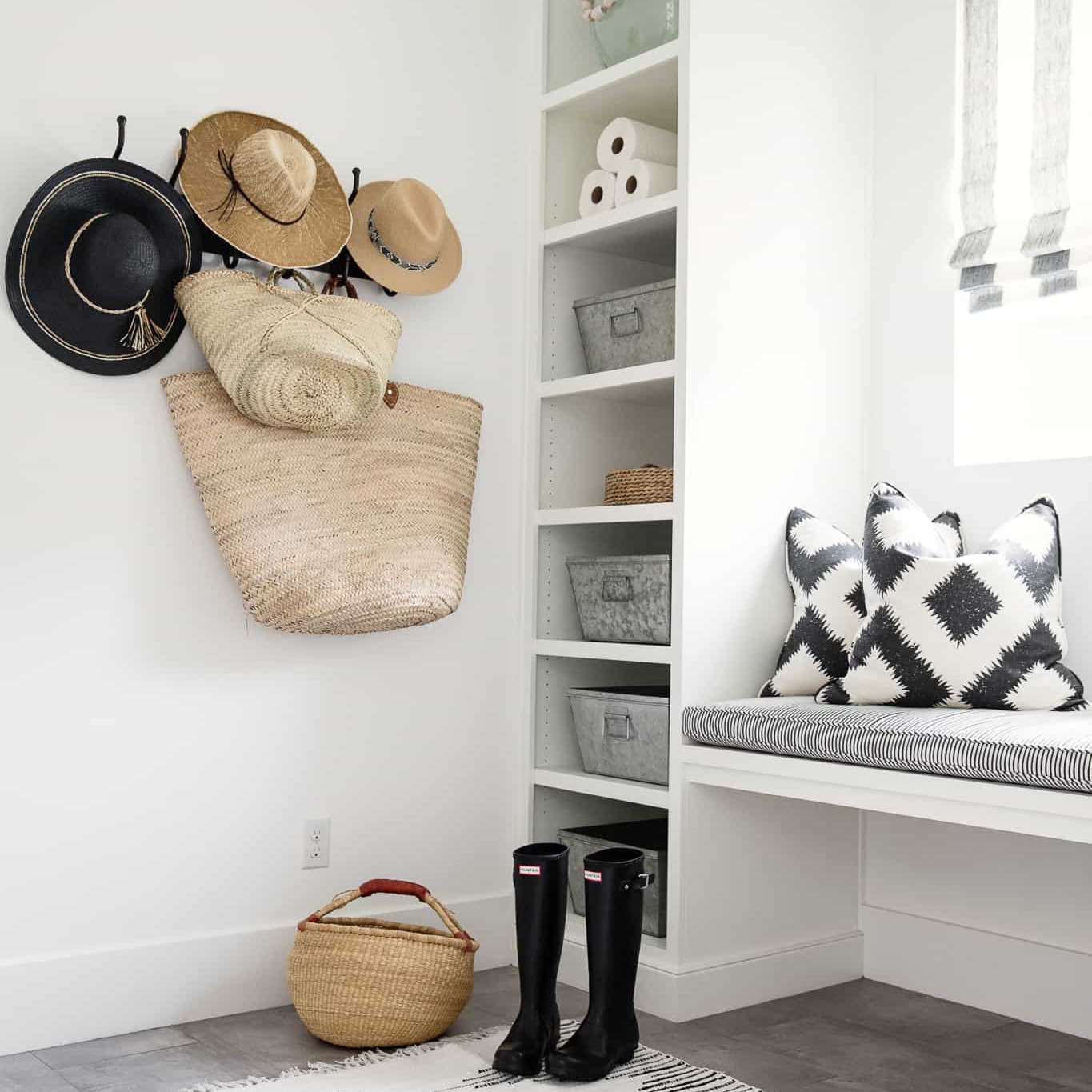 一个带有长凳，几架架子和一些钩子的全白色泥机