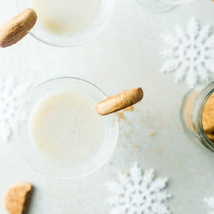 甜品鸡尾酒配上饼干。