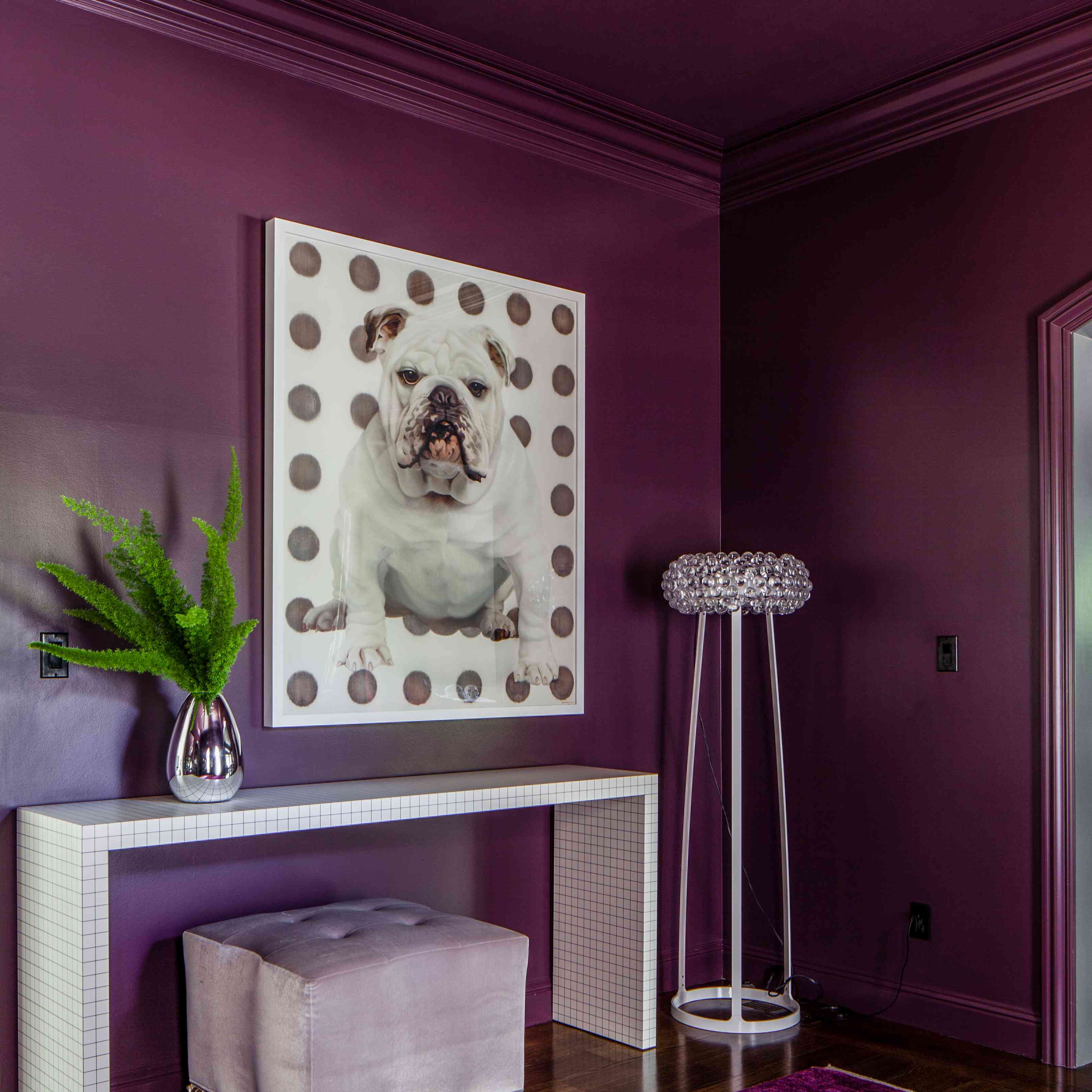 入口的紫红色墙壁上挂着艺术品。