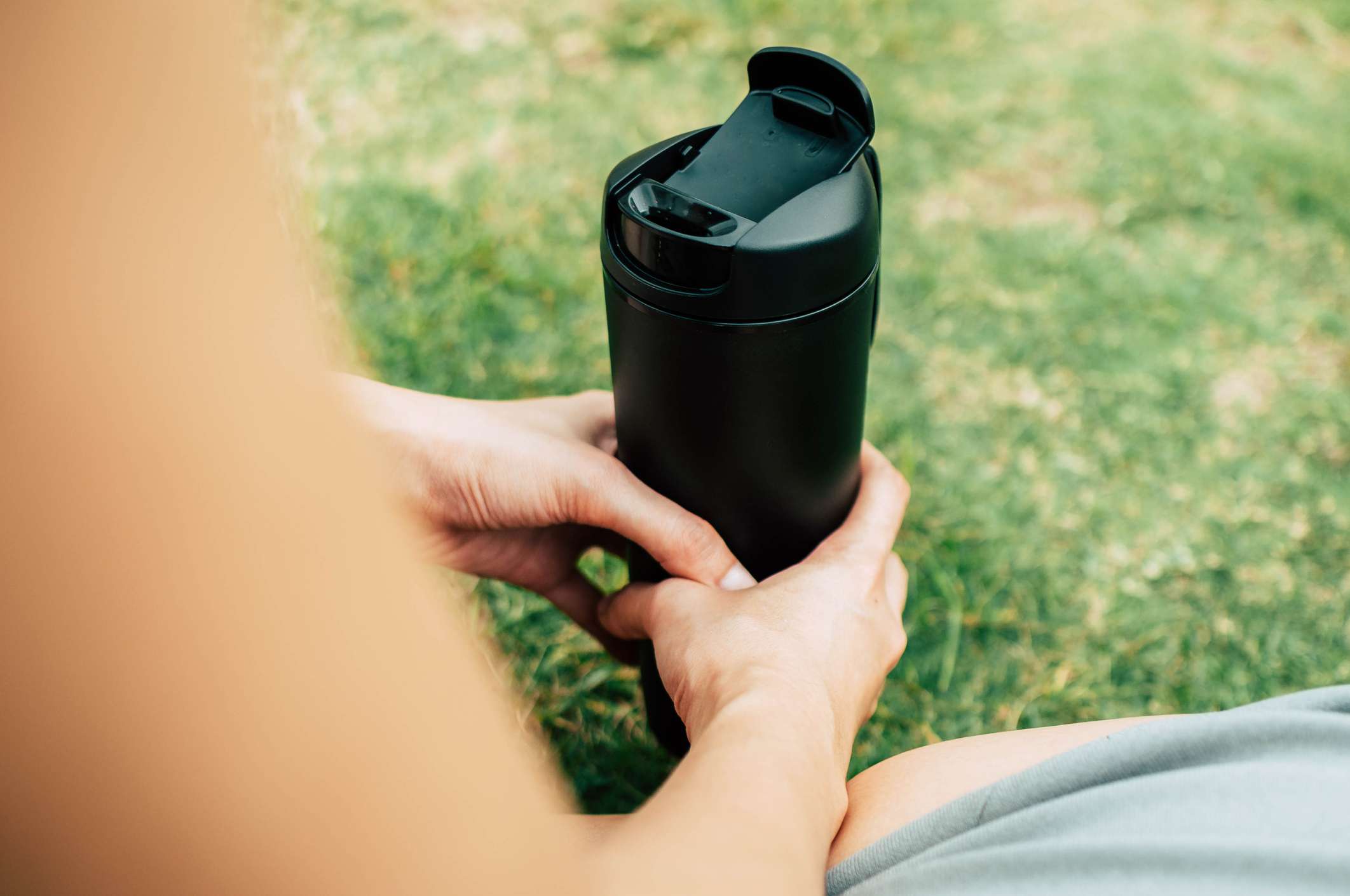 女人拿着可重复使用的保温瓶。