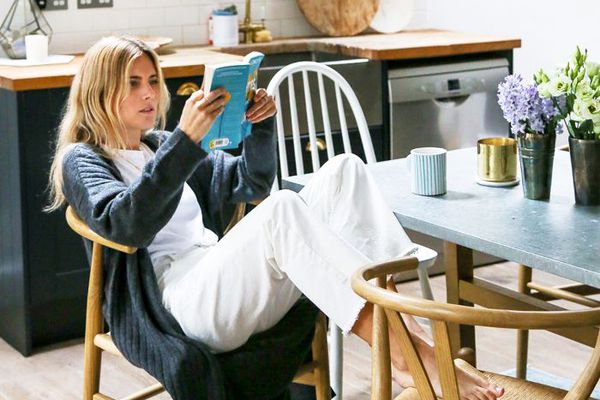 一个女人在厨房里读书