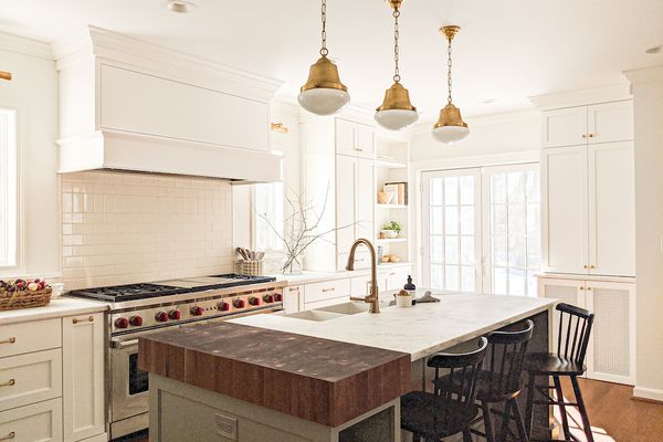 阳光灿烂的厨房。