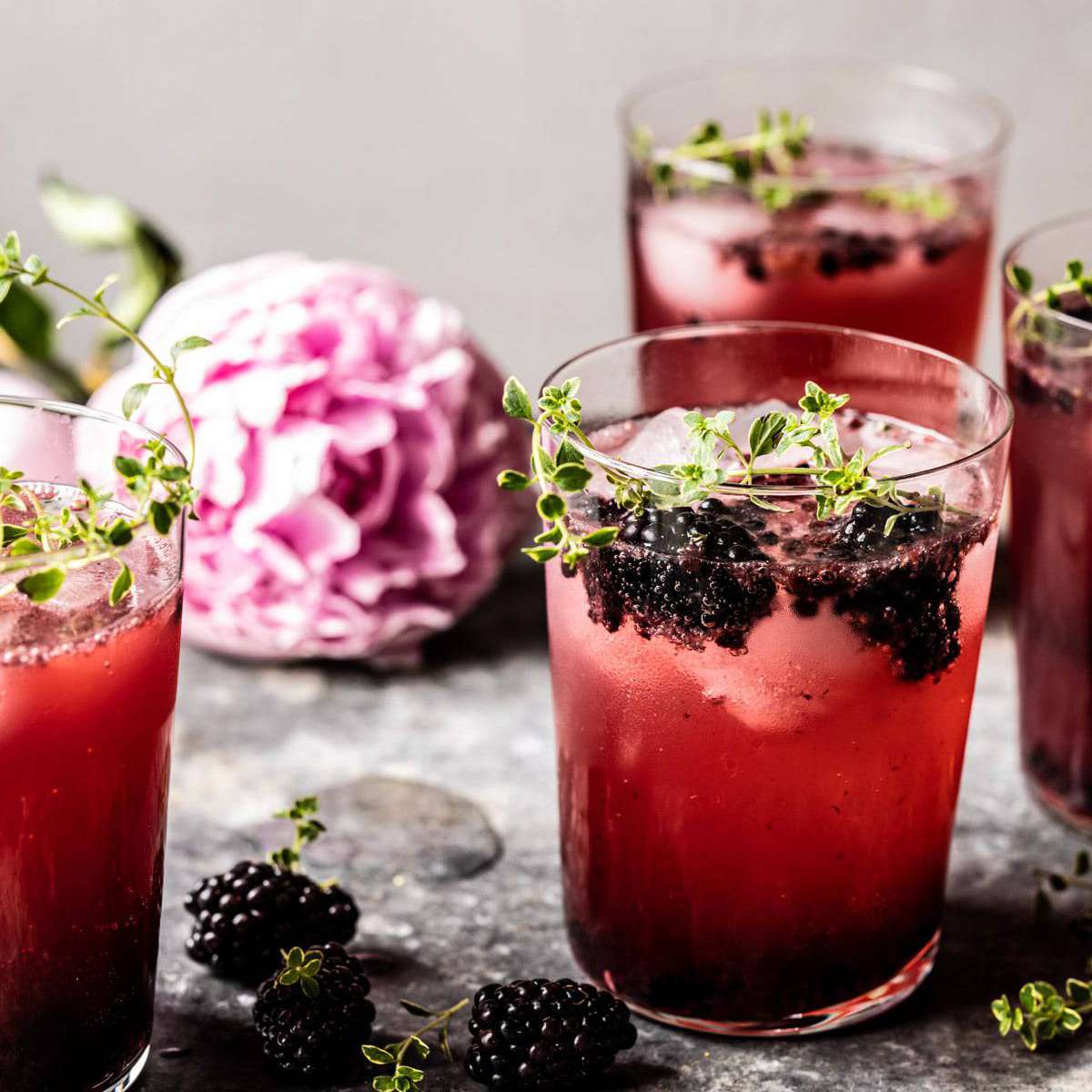 黑莓和龙舌兰酒鸡尾酒用新鲜的黑莓和百里香装饰。