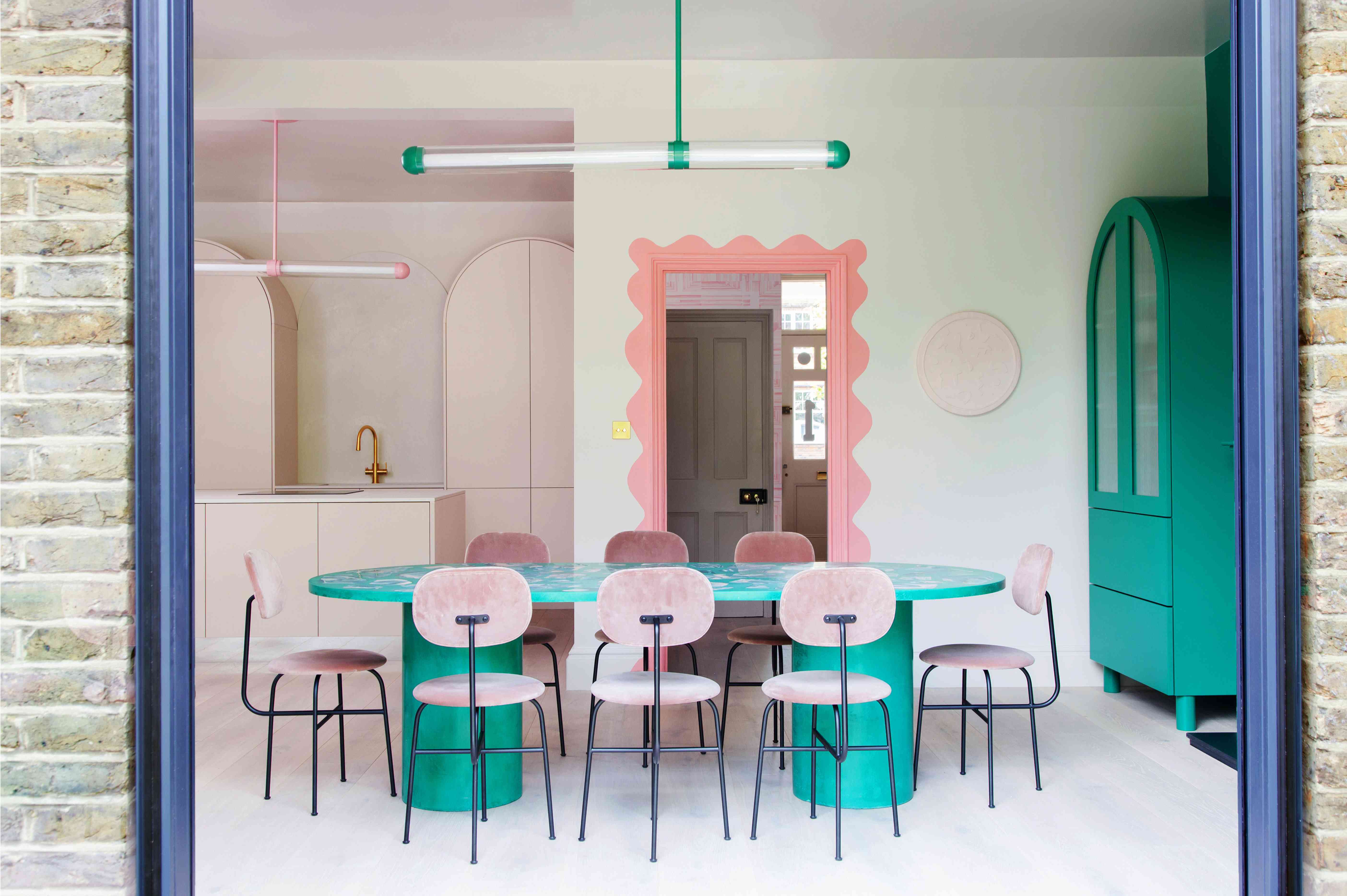 粉色厨房和餐厅空间