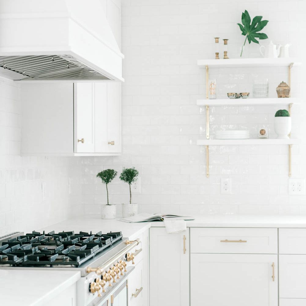 本周改造 - 明亮的白色厨房，开放的搁板和黄铜
