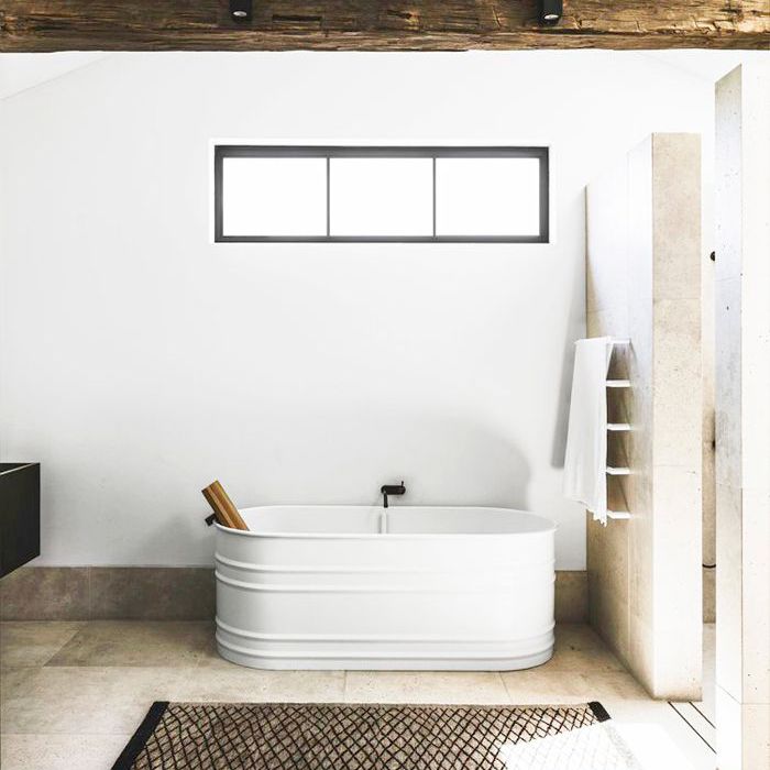 带有独立浴缸的极简主义浴室