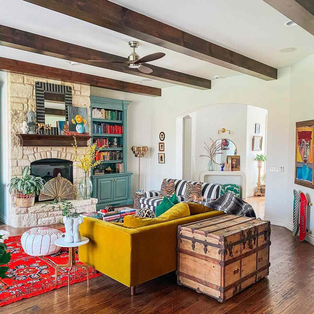 折衷的客厅有木梁在天花板上。