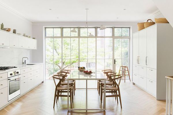 一间带餐桌的全白色厨房