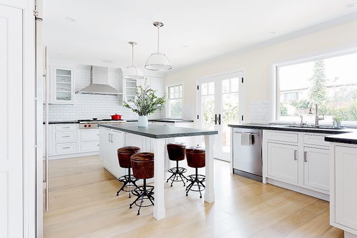 明亮的白色厨房岛设计