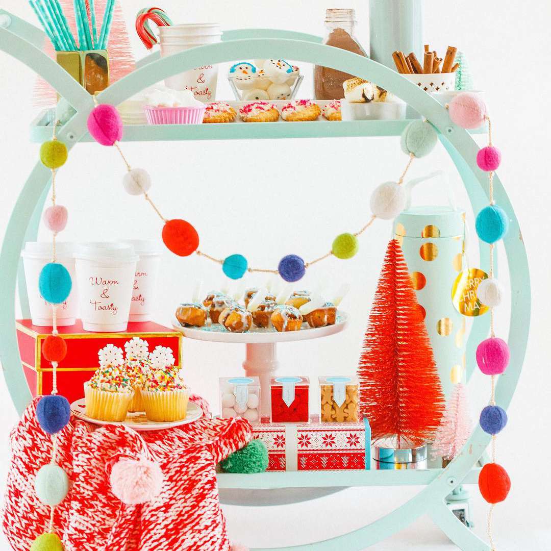 有假日装饰的淡色蓝色圆的酒吧推车