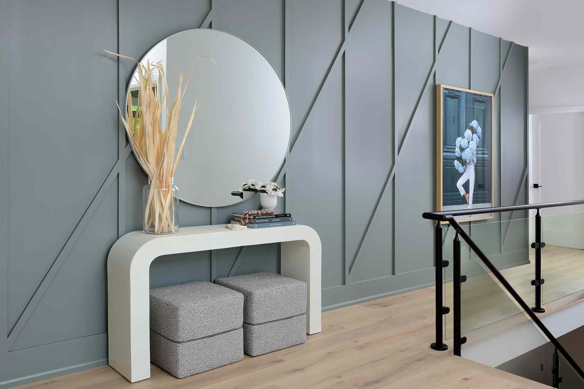 灰绿色的墙壁和入口的桌子和镜子。