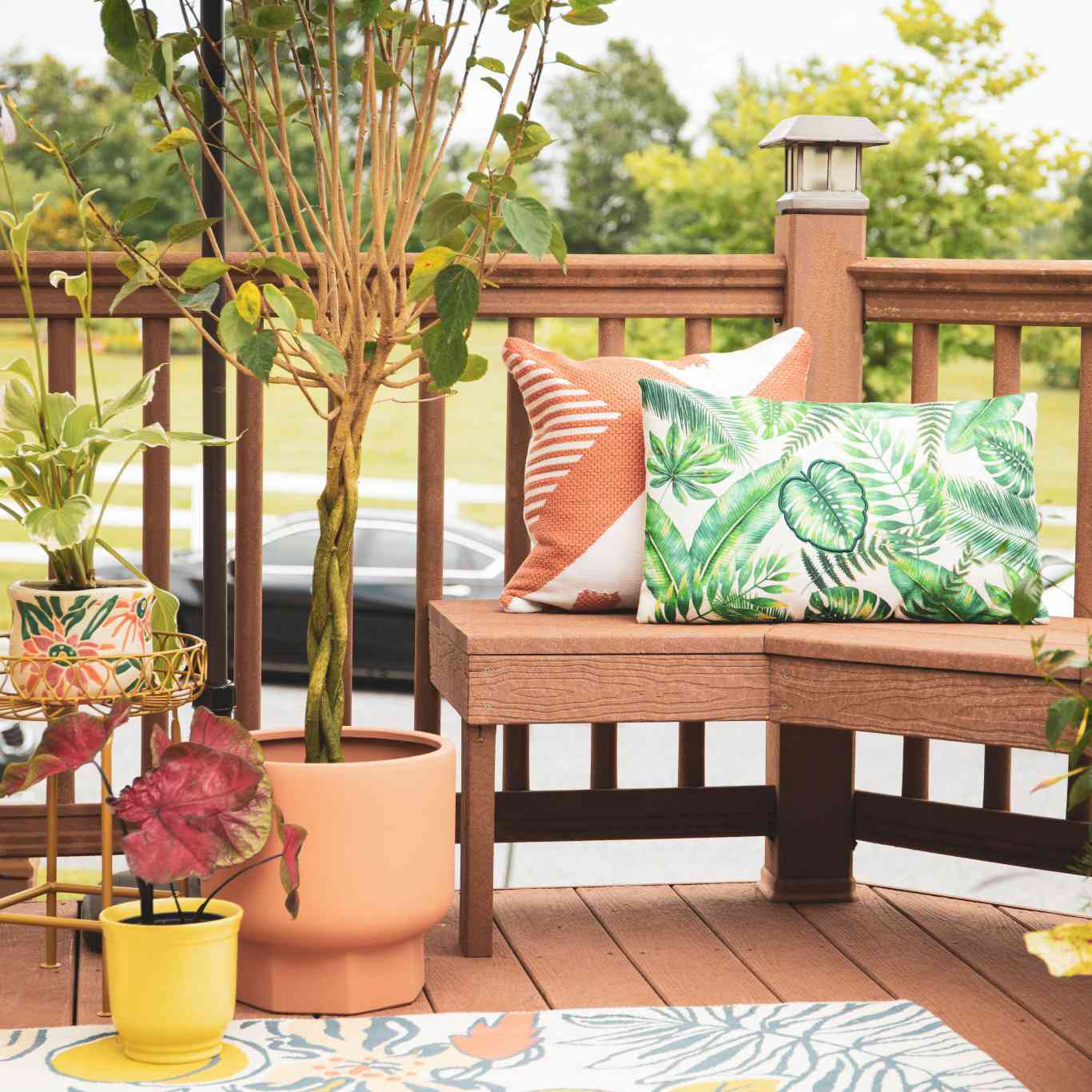 带有内置环绕式座位的阳台