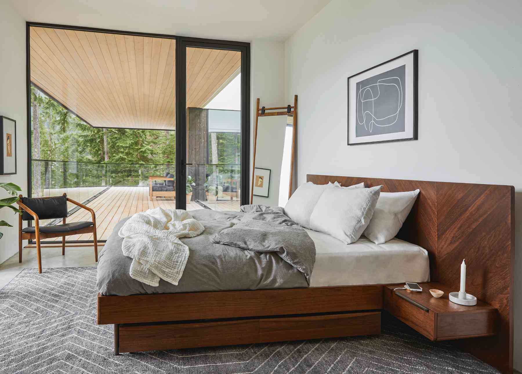 卧室有大床和角椅