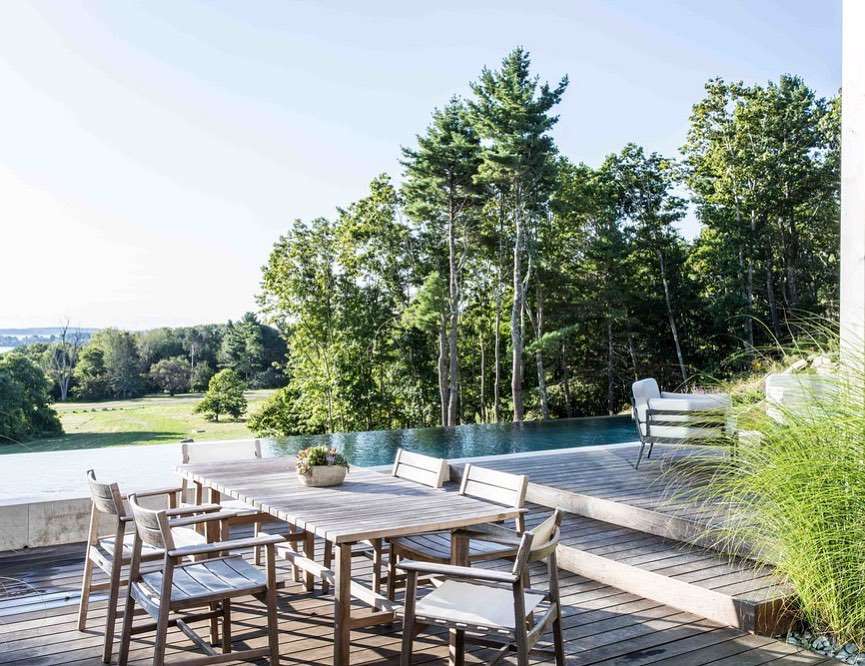 游泳池和森林背景