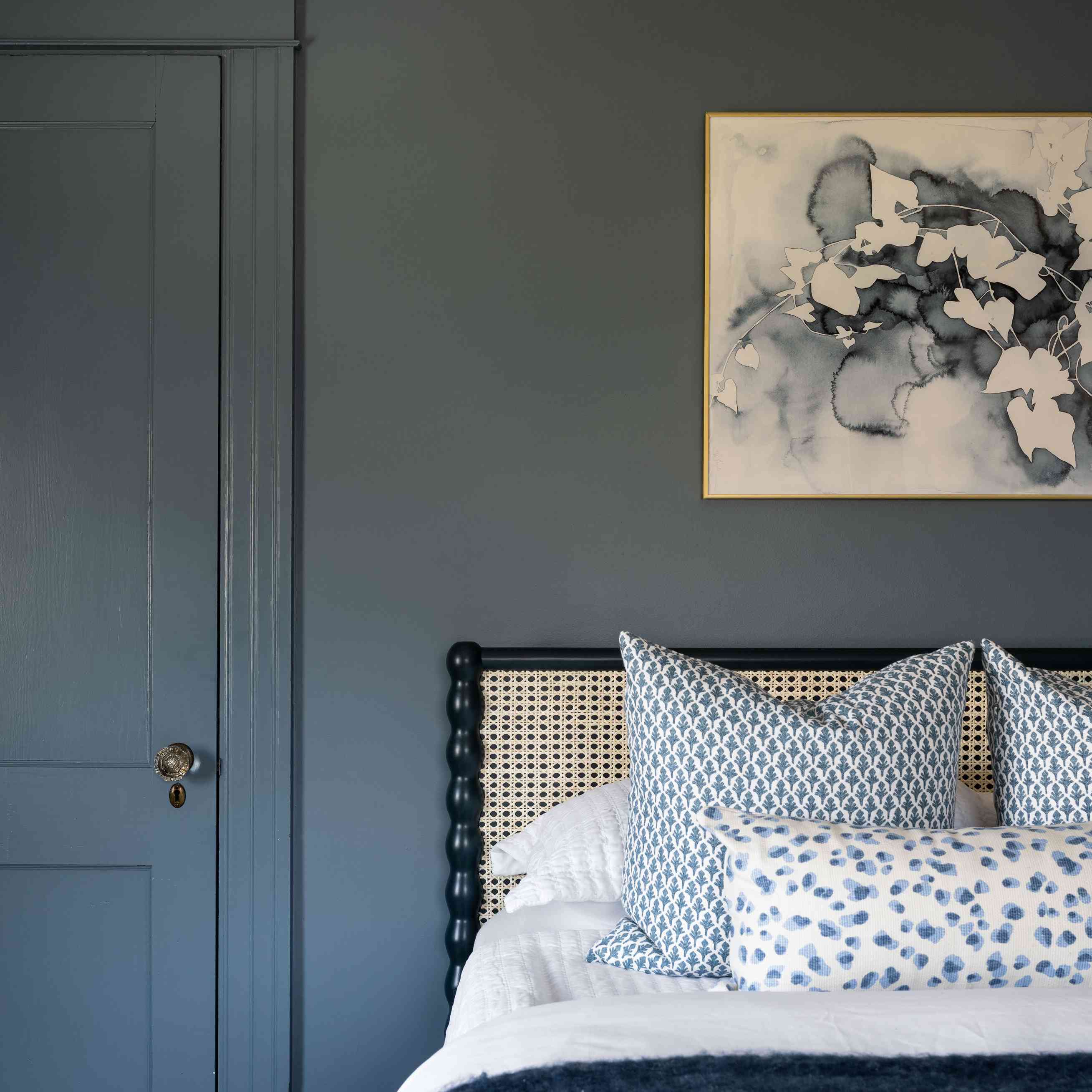 Newport Beach House所有蓝色客房，带藤条床头板“class=