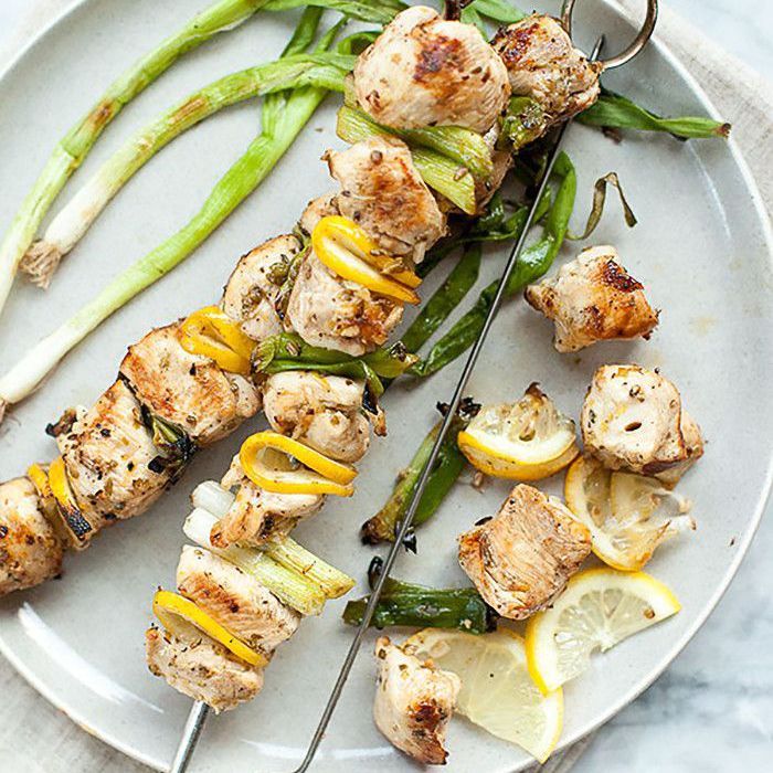 烤鸡肉和柠檬串