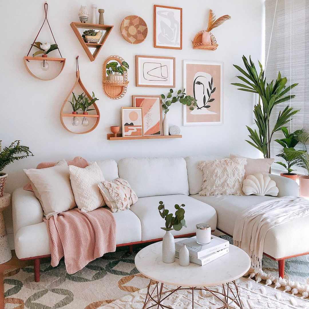 画廊墙壁抽象艺术和独特的架子