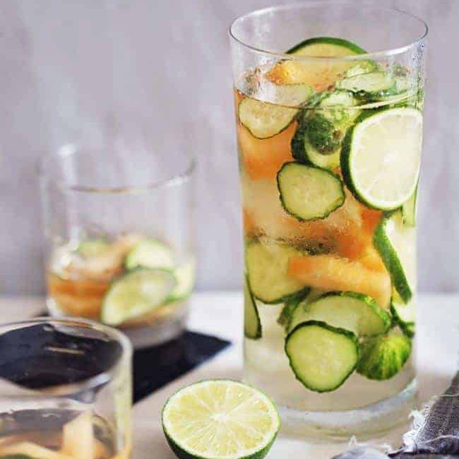 在投手白汽酒装满黄瓜，石灰和瓜。