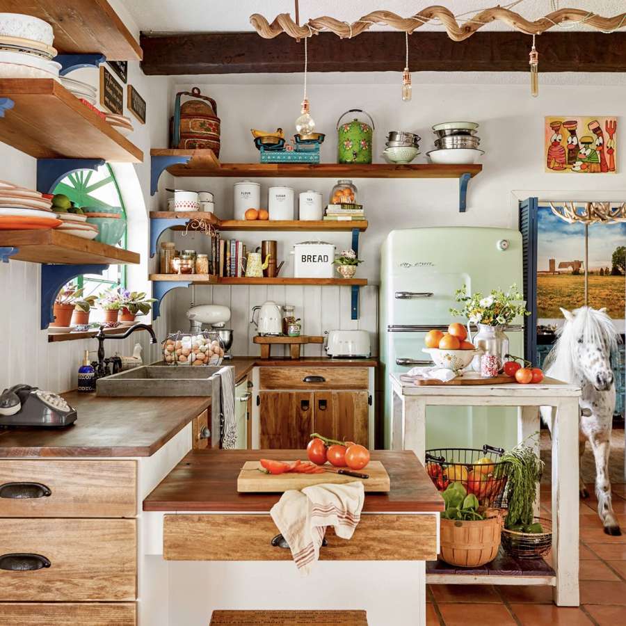 乡村厨房屠夫块柜台和复古薄荷绿冰箱