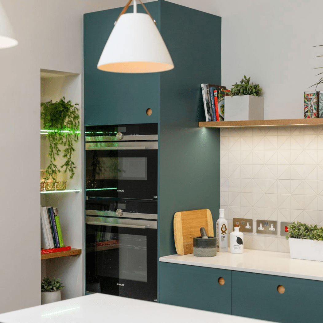 厨房有深色柜子柜