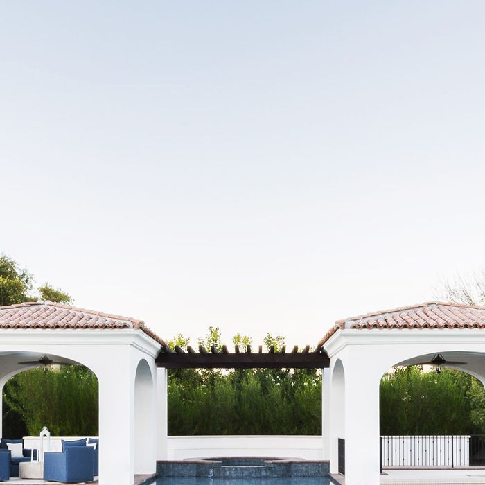 户外泳池“class=