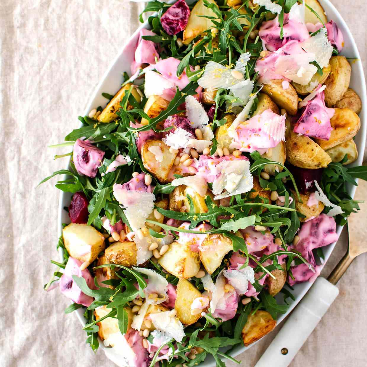 易素食开胃菜 - 烤土豆，芝麻菜和奶油甜菜。