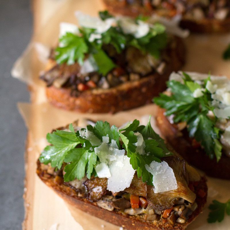 混合蘑菇烤面包配欧芹沙拉